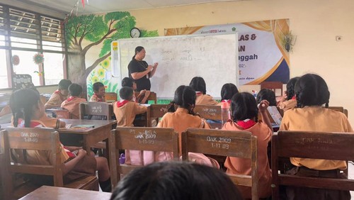 Guru di Tabanan sedang mengajar siswa. (Dok. Diskominfo Tabanan)
