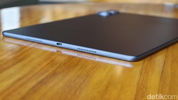 tablet ini dilengkapi sistem empat speaker immersive sound yang menghasilkan audio bertenaga dan jernih. Selain itu dibekali port USB-C untuk pengisian daya maupun transfer file. Foto: Adi Fida Rahman/detikINET