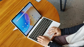 Setiap pembelian XPad Edge sudah termasuk X Keyboard dalam paket penjualan, sehingga pengguna dapat langsung bekerja lebih efisien tanpa aksesori tambahan. Foto: Adi Fida Rahman/detikINET