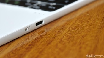 Keyboar dini punya port USB-C untuk diisi ulang. Foto: Adi Fida Rahman/detikINET