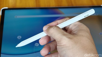 Untuk kebutuhan menulis dan menggambar, perangkat ini kompatibel dengan X Pencil 20 yang dijual terpisah. Foto: Adi Fida Rahman/detikINET