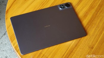 Dari segi desain, Infinix XPad Edge mengadopsi material unibody metal yang ramping dan ringan, dengan bobot hanya 588 gram. Keseimbangan antara portabilitas dan kenyamanan ini membuatnya ideal untuk digunakan di berbagai situasi, seperti ruang kerja, kampus, atau selama perjalanan. Baca artikel detikinet, Infinix XPad Edge: Spesifikasi dan Harga di Indonesia selengkapnya Foto: Adi Fida Rahman/detikINET