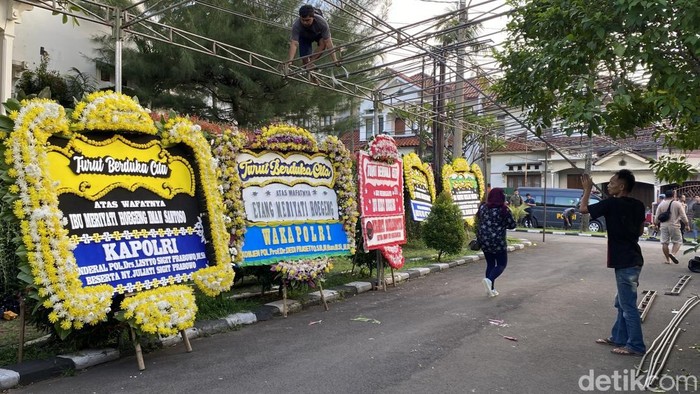 Karangan Bunga Berdatangan ke Rumah Duka Eyang Meri Hoegeng