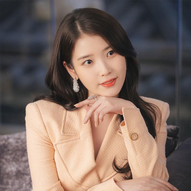 Gaya IU Jadi CEO Stylish yang Dinikahi Byeon Woo Seok di Perfect Crown
