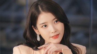 Gaya IU Jadi CEO Stylish yang Dinikahi Byeon Woo Seok di Perfect Crown