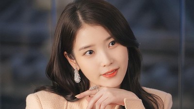 Gaya IU Jadi CEO Stylish yang Dinikahi Byeon Woo Seok di Perfect Crown