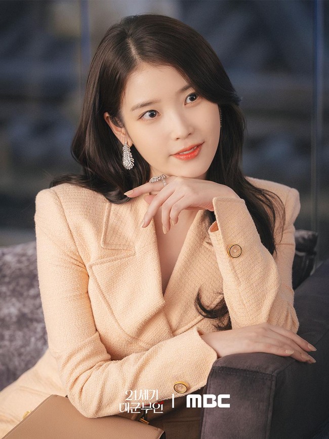 Gaya IU Jadi CEO Stylish yang Dinikahi Byeon Woo Seok di Perfect Crown