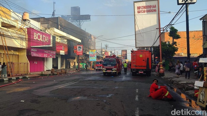 Kondisi Jalan Ahmad Yani, Kabupaten Cilacap pasca kebakaran melanda Rita Pasaraya, Selasa (3/2/2026).