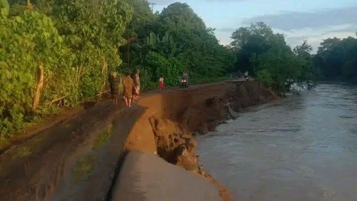 Ruas Jalan Ende-Mbai yang rusak karena cuaca ekstrem, Senin malam (2/2/2026).