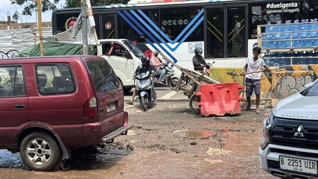Jalan Gedong Raya, Penjaringan, Jakarta Utara berlubang membahayakan pengendara