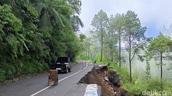 Hati-hati Lur! Jalan Brebes-Tegal di Sirampog Tergerus Longsor
