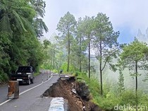 Hati-hati Lur! Jalan Brebes-Tegal di Sirampog Tergerus Longsor