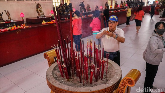 Menjelang perayaan Tahun Baru Imlek 2577 Kongzili, suasana Wihara Dharma Bhakti di kawasan Glodok, Jakarta Barat, mulai dipadati umat Konghucu. Sejak pagi hari, Selasa (3/2/2026), umat berdatangan bersama keluarga untuk menjalankan ibadah sembahyang dan memanjatkan doa.