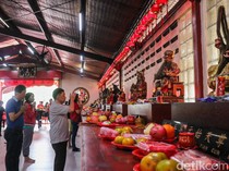 Jelang Imlek, Wihara Dharma Bhakti Glodok Mulai Ramai Didatangi Umat