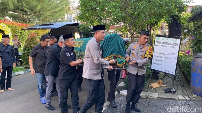 Isak Tangis Keluarga Sambut Jenazah Eyang Meri Hoegeng di Rumah Duka Depok