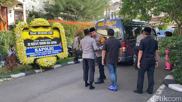 Jenazah Meri Hoegeng tiba di rumah duka Depok. (Devi/detikcom)