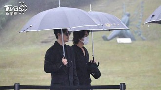 Momen Jerry Yan & Vic Chou Kunjungi Makam Barbie Hsu Setahun Setelah Meninggal