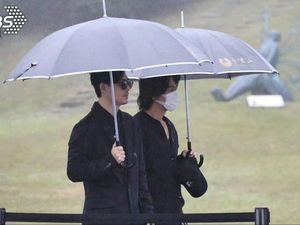 Momen Jerry Yan & Vic Chou Kunjungi Makam Barbie Hsu Setahun Setelah Meninggal