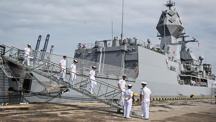 Awak Kapal tempur Royal Australian Navy HMAS Toowoomba turun dari kapal setibanya di Pelabuhan Tanjung Priok, Jakarta, Selasa (3/2/2026). Kunjungan tersebut dalam rangka diplomasi pertahanan dan penguatan kerja sama maritim antara Australia dan Indonesia. ANTARA FOTO/Sulthony Hasanuddin