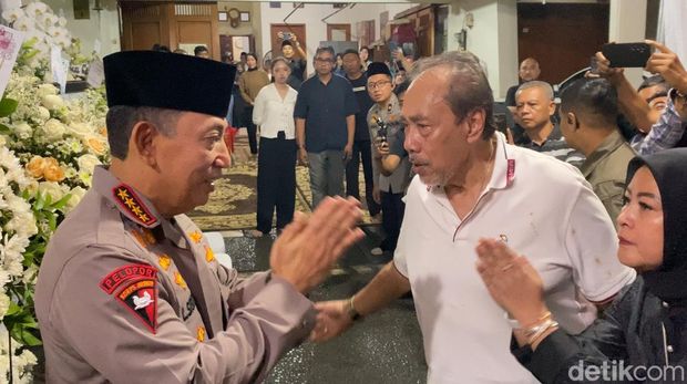 Kapolri Jenderal Listyo Sigit Prabowo dan Wakapolri Komjen Dedi Prasetyo melayat ke rumah duka Istri Kapolri ke-5 Jenderal (Purn) Hoegeng, Meriyati Hoegeng. (Devi P/detikcom)