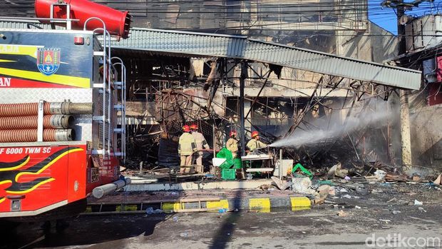 Kebakaran di Cilacap Kondisi bangunan Rita Pasaraya Cilacap yang ludes terbakar, Selasa (3/2/2026).