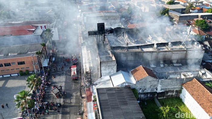 Kondisi bangunan Rita Pasaraya Cilacap yang ludes terbakar, Selasa (3/2/2026).