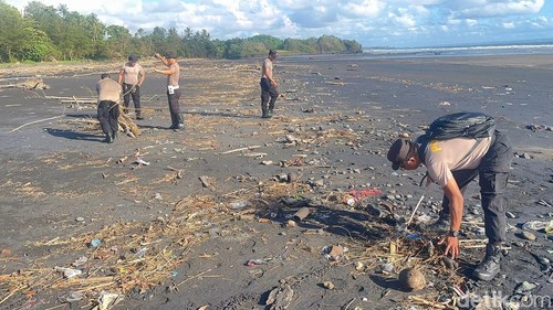 Kegiatan bersih-bersih di Pantai Kelating di Desa Kelating, Kecamatan Kerambitan, Selasa (3/2/2026). Dok. Krisna Pradipta