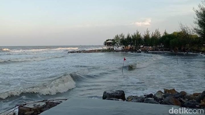 Keindahan Pantai Cemara Indah Indramayu, Tenang dan Ramah di Dompet