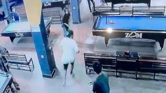 Pria bernama Edi Kolling menikam sepupunya inisial SM hingga tewas di tempat biliar di Kota Kendar, Sulawesi Tenggara (Sultra).