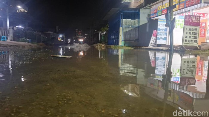 Kondisi banjir rob di Jalan Gajah Mada, Tarakan Barat. (Oktavian Balang/detikKalimantan)