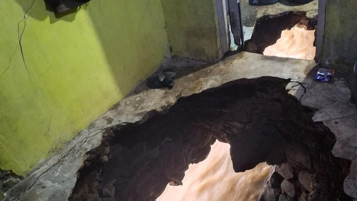 Tragedi Mengerikan Wanita Hilang Saat Lantai Rumah Jebol, Ditemukan Tewas di Sungai Citarum