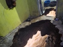 Lantai Rumah di Pinggir Kali Ambruk, Bu Enok Jatuh dan Hilang Terbawa Arus