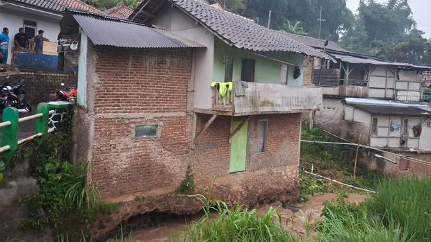 Kondisi rumah Enok di bantaran Sungai Cijagra