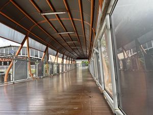 Lagi-lagi Kotoran Kucing Berserakan di Skywalk Kebayoran