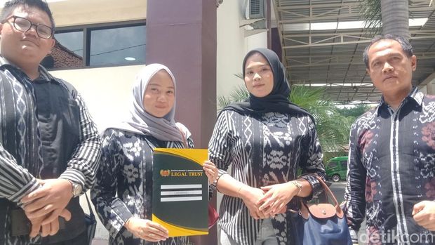 Kuasa Hukum Nasabah PD BKK Klaten Kuasa hukum nasabah PD BKK Klaten usai registrasi gugatan di PN Klaten, Selasa (3/2/2026).