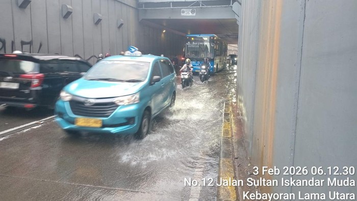 Lalin Underpass Simprug Kebayoran Terhambat, Genangan Banjir 25 cm
