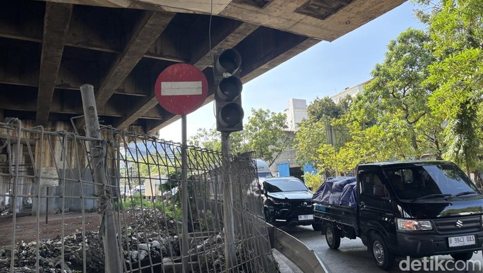 Selain Jalan Rusak, Lampu Lalin di Penjaringan Jakut Diduga Dicuri!