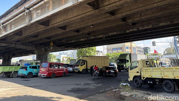 Lalu lintas di Jalan Gedong Panjang, Penjaringan, Jakarta Utara tampak semrawut. Ternyata, lampu lalu lintas di kawasan itu mati, bahkan ada yang dicuri! (Rachma Indira/detikcom)