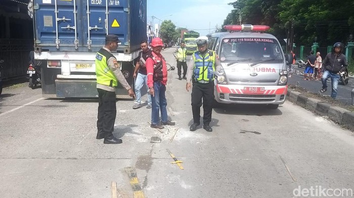 Lokasi kecelakaan pemotor tewas terlindas truk di Kendal, Selasa (3/2/2026).