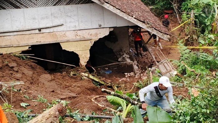Longsor kolam ikan menimpa rumah mengakibatkan satu orang lansia meninggal dunia.