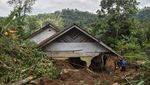 Longsor Timbun Rumah di Ciamis, Lansia Tewas dan Dua Hunian Terancam