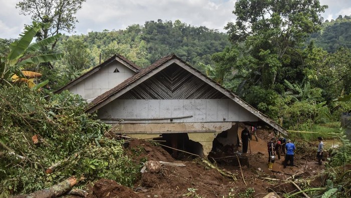 Tim SAR gabungan membersihkan material tanah longsor yang menimbun rumah warga di Desa Sukamanah, Kecamatan Sindangkasih, Kabupaten Ciamis, Jawa Barat, Selasa (3/2/2026). Curah hujan tinggi disertai angin kencang pada Senin (2/2) mengakibatkan satu rumah tertimbun tanah longsor dan menyebabkan satu orang lanjut usia meninggal dunia, serta dua rumah lainnya terancam longsor susulan. ANTARA FOTO/Adeng Bustomi/bar