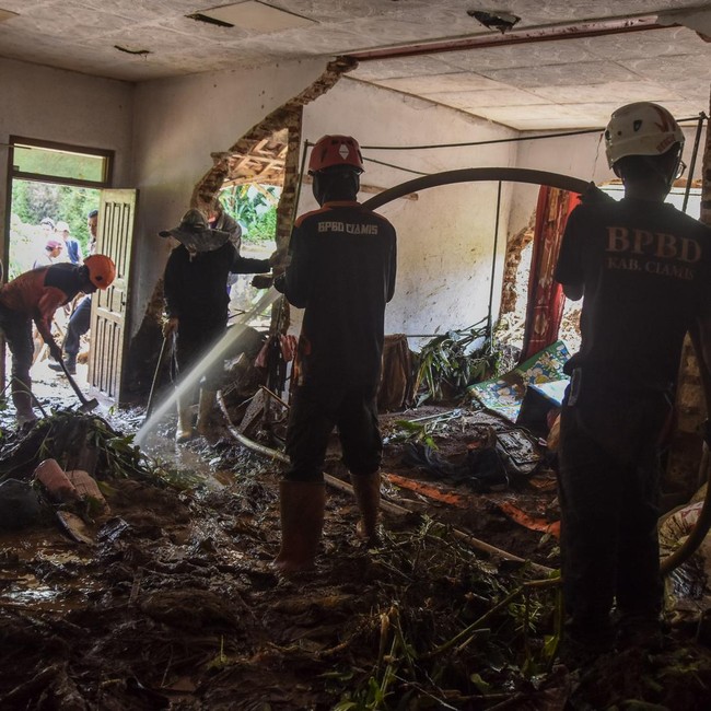 Longsor Timbun Rumah di Ciamis, Lansia Tewas dan Dua Hunian Terancam