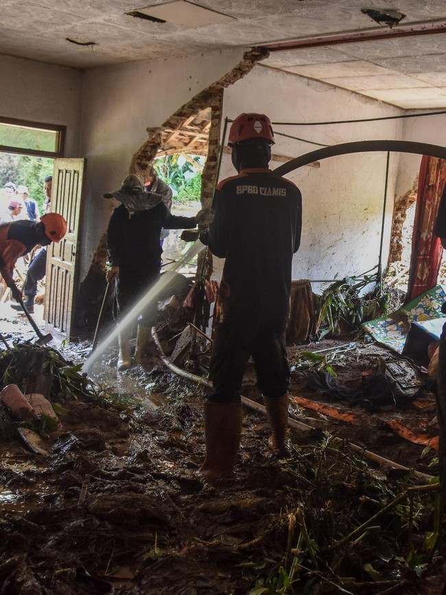 Longsor Timbun Rumah di Ciamis, Lansia Tewas dan Dua Hunian Terancam