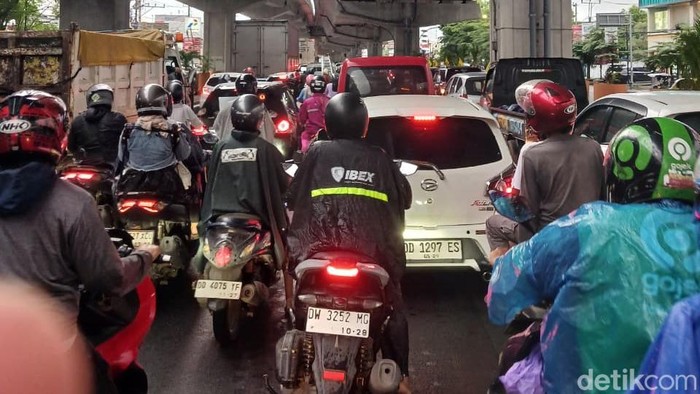 Jalan AP Pettarani-Boulevard Makassar Macet Parah Sore Ini