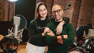 Marcell Siahaan menjelaskan alasan menggandeng istri bernyanyi. Kehadiran Rima Melati Adams justru memberikan lapisan makna yang sangat personal di lagu ini. ‘Mulanya Disini’ sudah dia kenal sejak kecil, saat dirinya tumbuh besar di Singapura. Lagu ini tidak perlu dibuat lebih besar dari dirinya sendiri. Keindahannya ada pada kejujuran. Tugas kami hanya menyampaikannya dengan tulus, ujarnya dalam keterangan resmi. (Foto: ist)