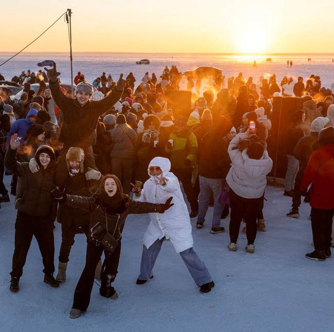 Menari di Waduk Dnipro yang Membeku Jadi Hiburan Warga Kyiv