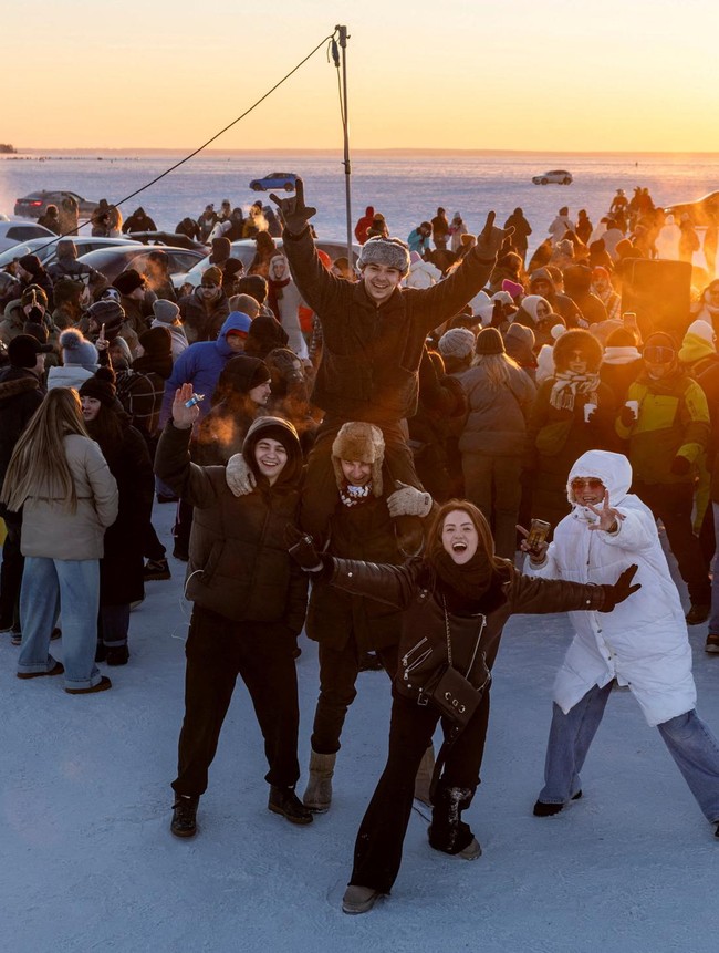Menari di Waduk Dnipro yang Membeku Jadi Hiburan Warga Kyiv