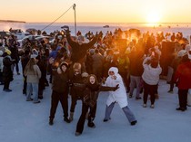 Menari di Waduk Dnipro yang Membeku Jadi Hiburan Warga Kyiv