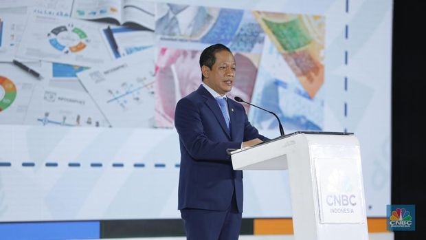 Menteri Lingkungan Hidup, Hanif Faisol Nurofiq menyampaikan pidato utama dalam acara ESG Sutainability Forum 2026 di Jakarta, Selasa (3/2/2026). (CNBC Indonesia Tri Susilo)